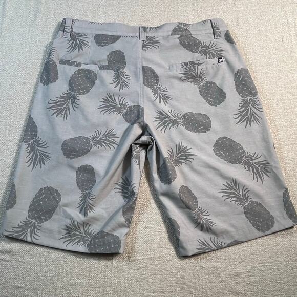 Travis Mathew Men’s 33 Gray Pineapple Print Golf Short Resort Beach Wear Casual - Picture 2 of 7